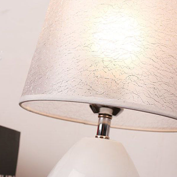 Lampe de table contemporaine de luxe avec abat-jour en tissu trapézoïdal craquelé en fer à 1 lumière pour chambre 