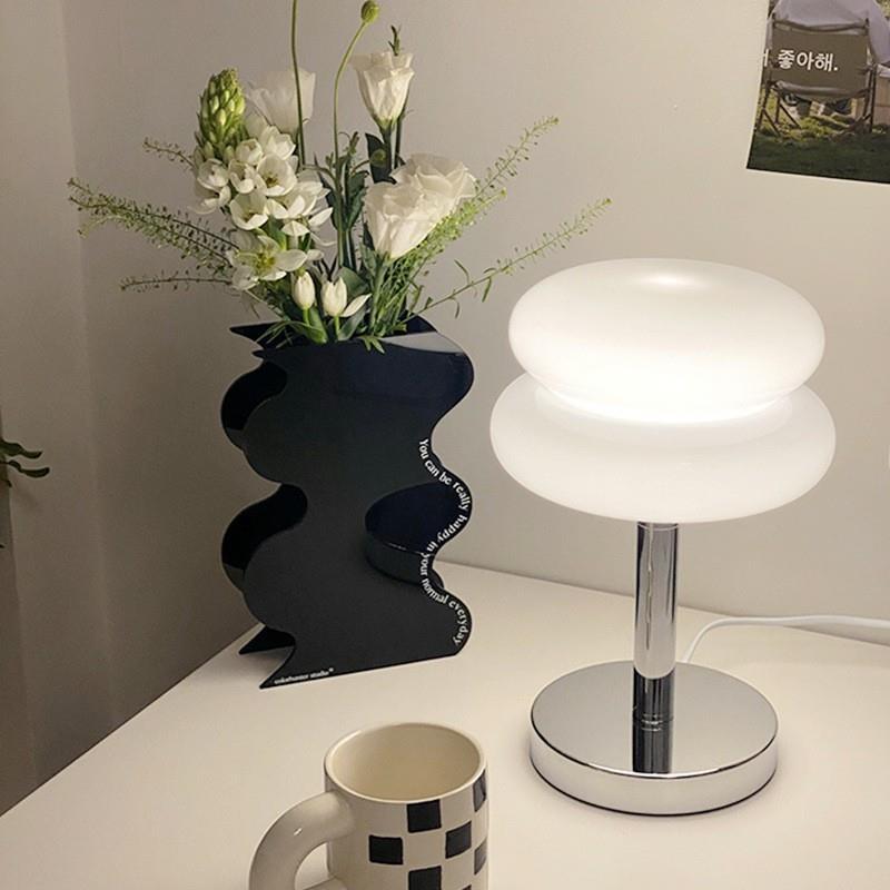 Moderne minimalistische Doppelschicht-Kuchenform Glas Eisen 1-Licht Tischlampe für das Schlafzimmer 