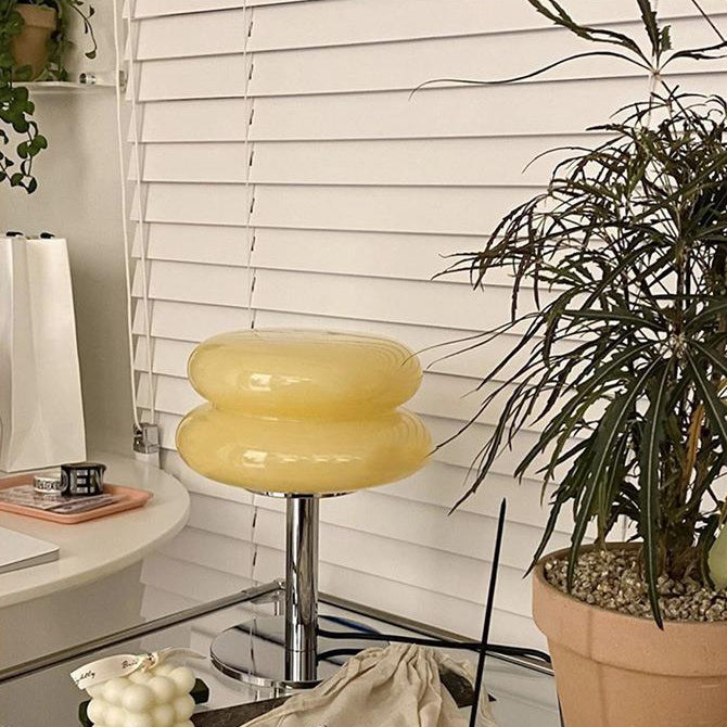 Moderne minimalistische Doppelschicht-Kuchenform Glas Eisen 1-Licht Tischlampe für das Schlafzimmer 