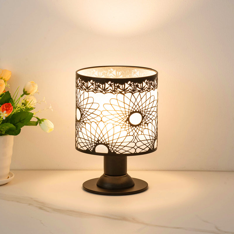Zeitgenössische kreative Eisenstoffzylinder-Blumenmuster-USB-LED-Tischlampe für das Schlafzimmer 