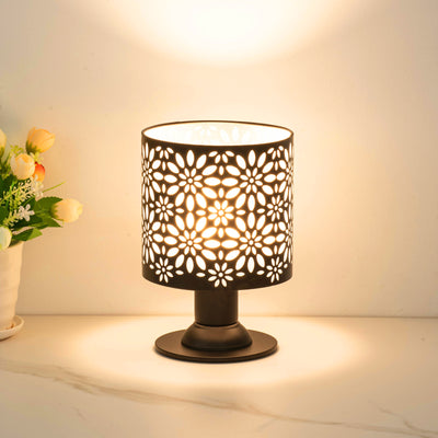 Zeitgenössische kreative Eisenstoffzylinder-Blumenmuster-USB-LED-Tischlampe für das Schlafzimmer 