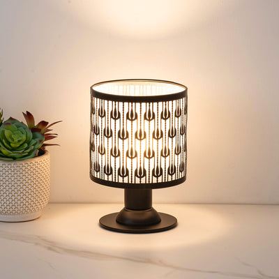 Zeitgenössische kreative Eisenstoffzylinder-Blumenmuster-USB-LED-Tischlampe für das Schlafzimmer 