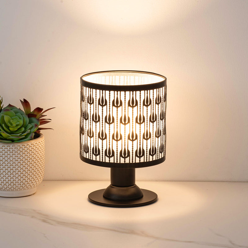 Zeitgenössische kreative Eisenstoffzylinder-Blumenmuster-USB-LED-Tischlampe für das Schlafzimmer 