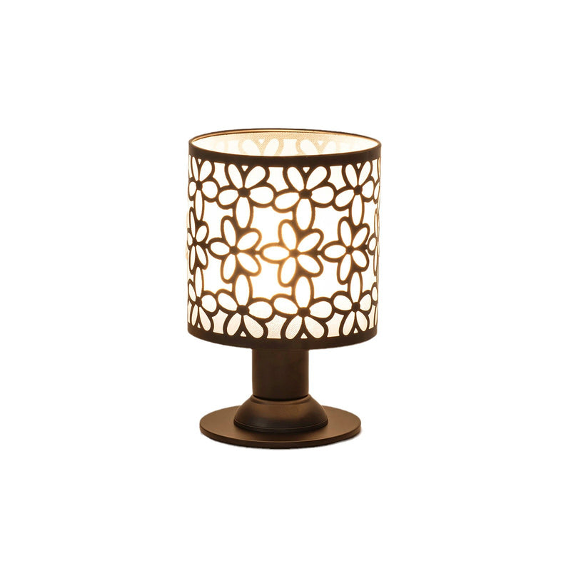 Zeitgenössische kreative Eisenstoffzylinder-Blumenmuster-USB-LED-Tischlampe für das Schlafzimmer 