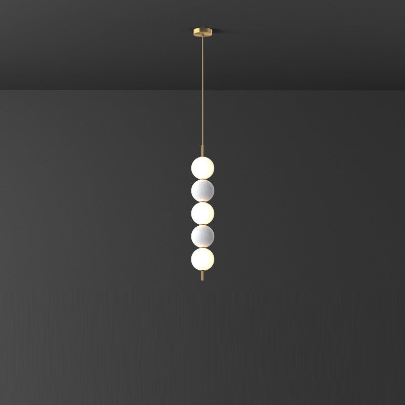 Moderne minimalistische vertikale String-Kugel Messing Acryl LED Pendelleuchte für das Schlafzimmer 