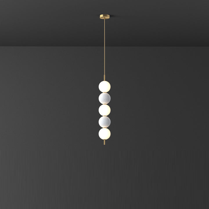 Moderne minimalistische vertikale String-Kugel Messing Acryl LED Pendelleuchte für das Schlafzimmer 