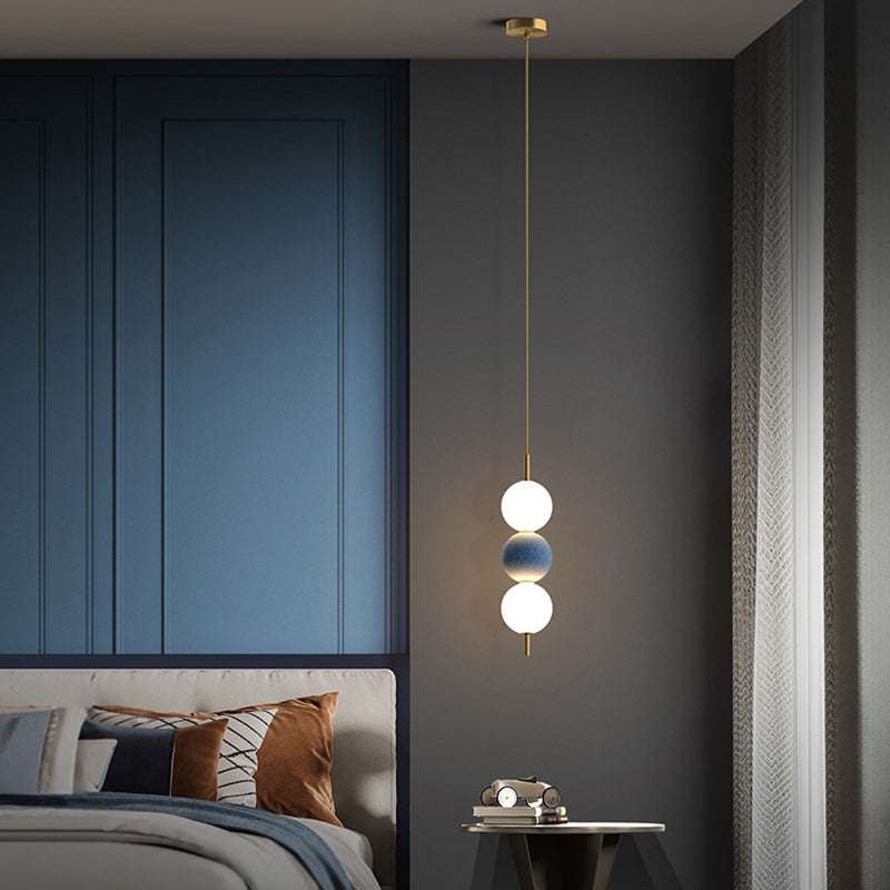 Moderne minimalistische vertikale String-Kugel Messing Acryl LED Pendelleuchte für das Schlafzimmer 