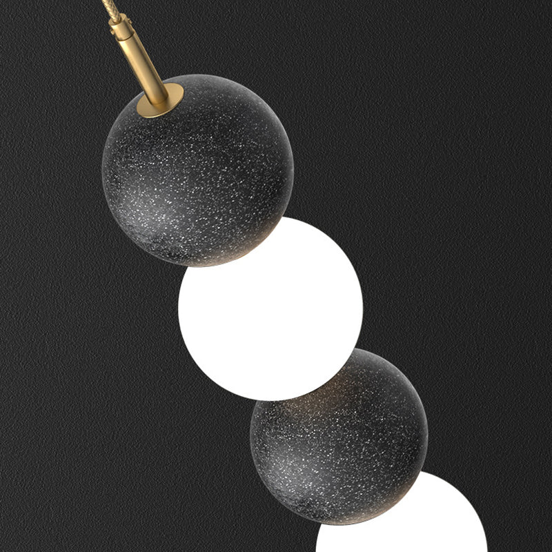 Moderne minimalistische vertikale String-Kugel Messing Acryl LED Pendelleuchte für das Schlafzimmer 
