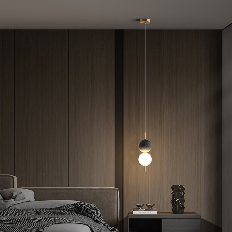 Moderne minimalistische vertikale String-Kugel Messing Acryl LED Pendelleuchte für das Schlafzimmer 