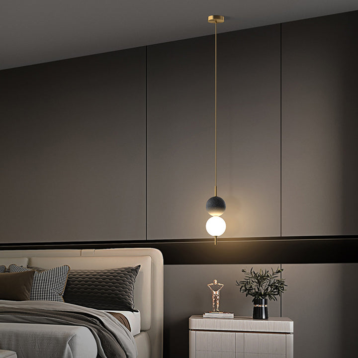 Moderne minimalistische vertikale String-Kugel Messing Acryl LED Pendelleuchte für das Schlafzimmer 