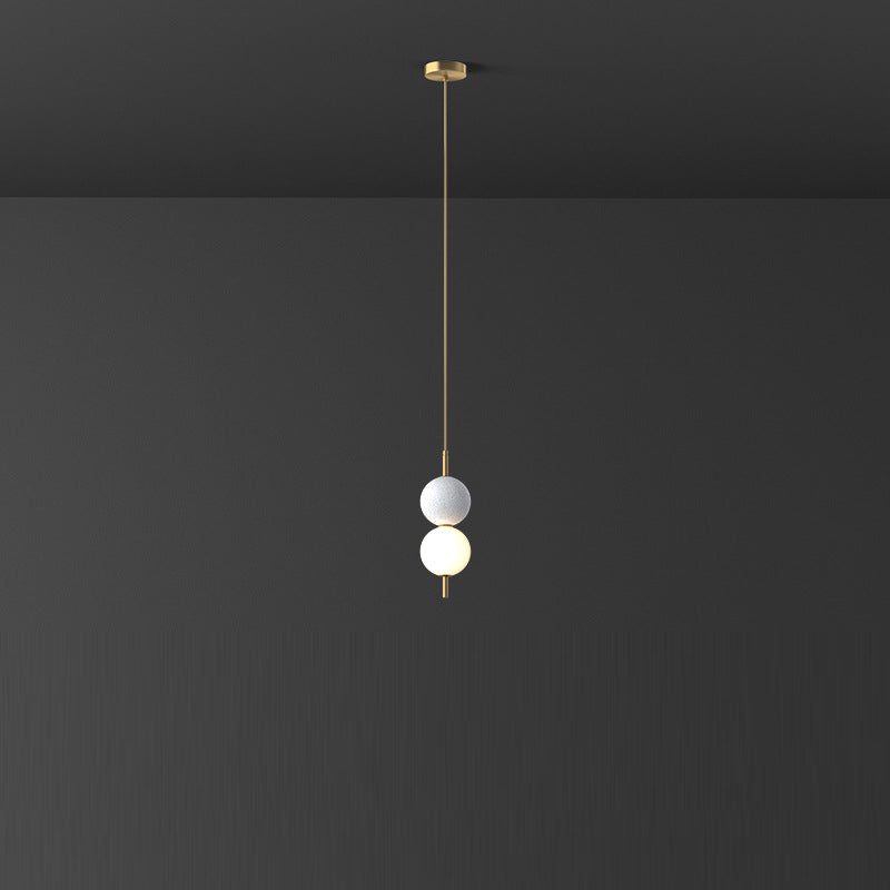 Moderne minimalistische vertikale String-Kugel Messing Acryl LED Pendelleuchte für das Schlafzimmer 