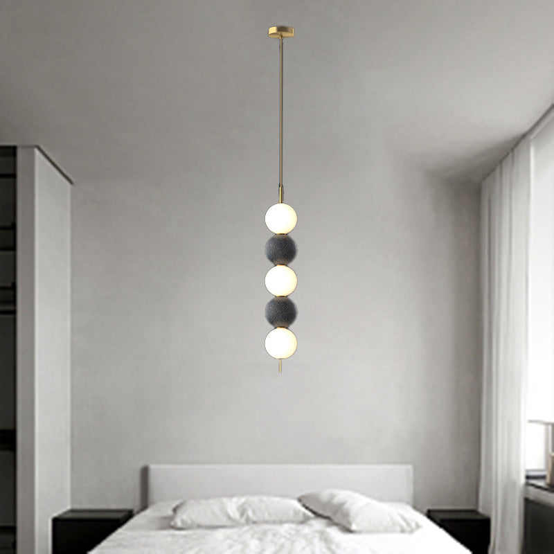 Moderne minimalistische vertikale String-Kugel Messing Acryl LED Pendelleuchte für das Schlafzimmer 