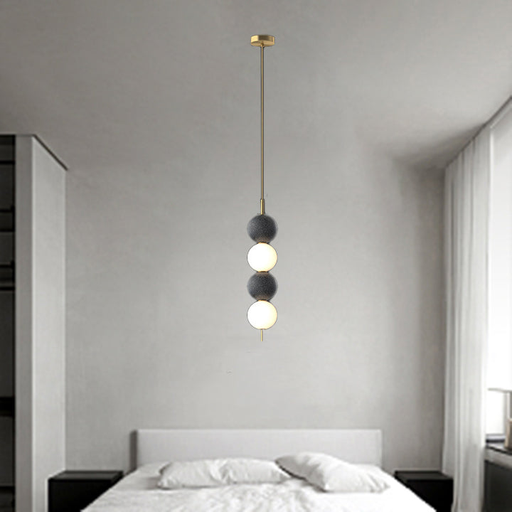 Moderne minimalistische vertikale String-Kugel Messing Acryl LED Pendelleuchte für das Schlafzimmer 