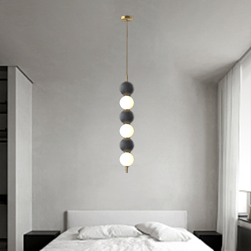 Moderne minimalistische vertikale String-Kugel Messing Acryl LED Pendelleuchte für das Schlafzimmer 