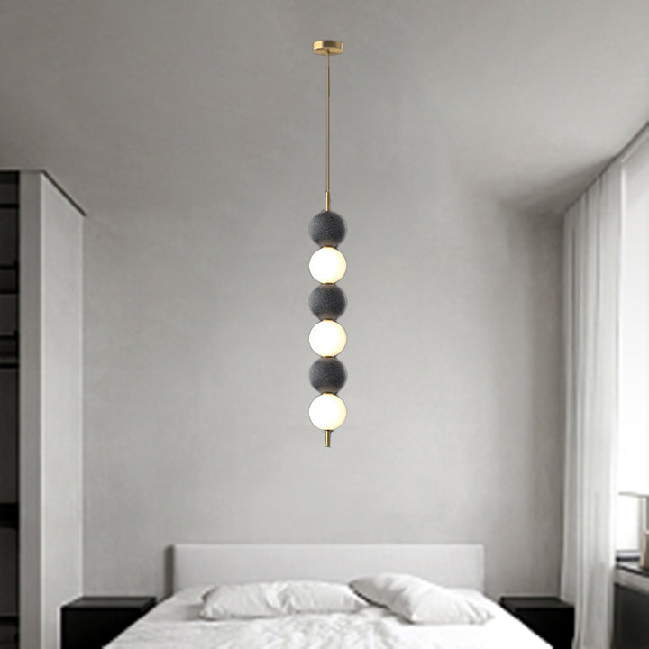 Moderne minimalistische vertikale String-Kugel Messing Acryl LED Pendelleuchte für das Schlafzimmer 
