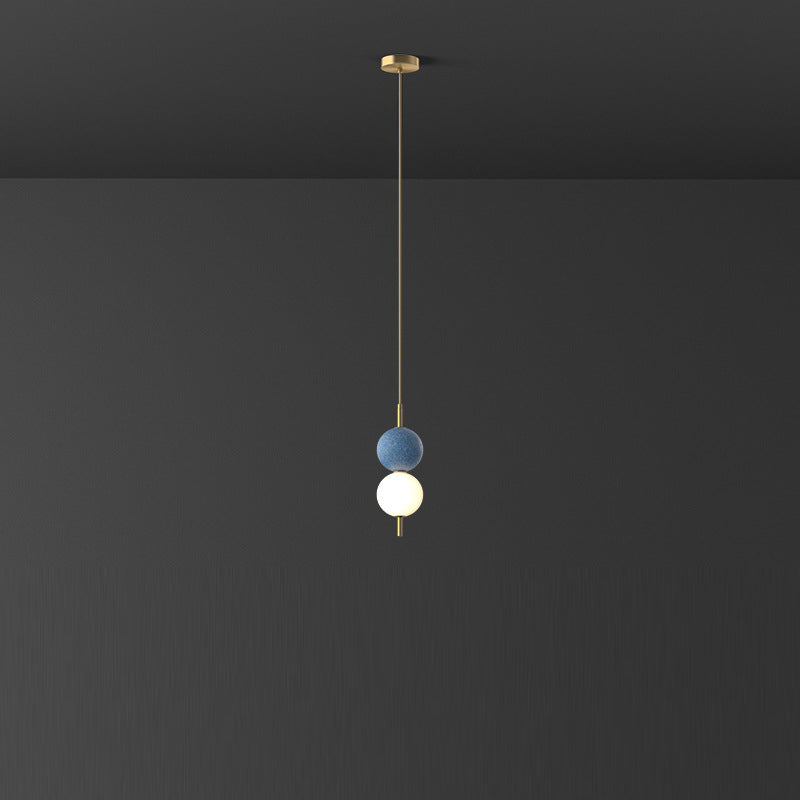 Moderne minimalistische vertikale String-Kugel Messing Acryl LED Pendelleuchte für das Schlafzimmer 