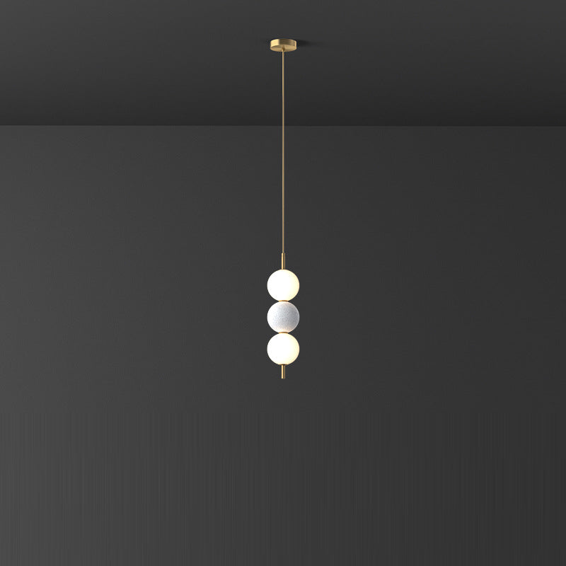 Moderne minimalistische vertikale String-Kugel Messing Acryl LED Pendelleuchte für das Schlafzimmer 