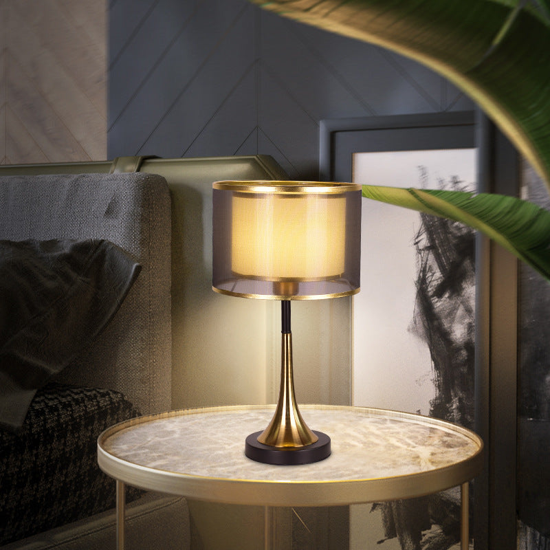Zeitgenössische Luxus-Doppelschicht-Trommelstoffschirm Eisen 1-Licht-Tischlampe für das Schlafzimmer 