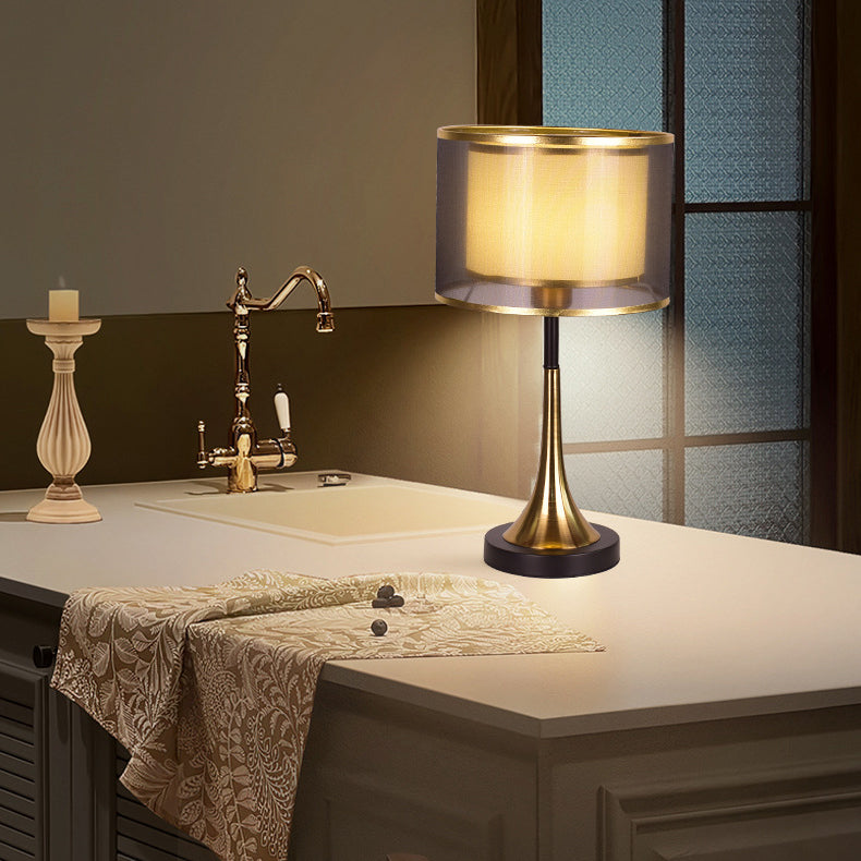 Zeitgenössische Luxus-Doppelschicht-Trommelstoffschirm Eisen 1-Licht-Tischlampe für das Schlafzimmer 