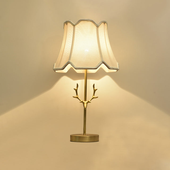 Zeitgenössische kreative Trommelform Faltenmessing Leinen Hirschhorn 1-Licht Tischlampe für Schlafzimmer 