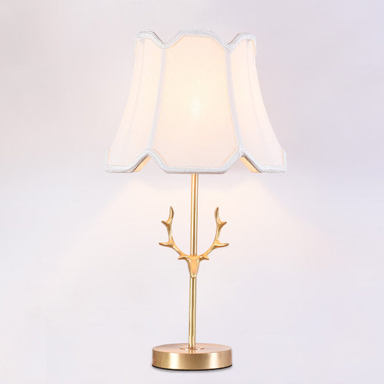 Zeitgenössische kreative Trommelform Faltenmessing Leinen Hirschhorn 1-Licht Tischlampe für Schlafzimmer 