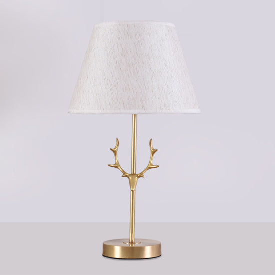 Zeitgenössische kreative Trommelform Faltenmessing Leinen Hirschhorn 1-Licht Tischlampe für Schlafzimmer 