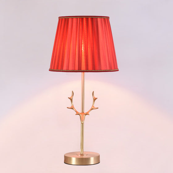 Zeitgenössische kreative Trommelform Faltenmessing Leinen Hirschhorn 1-Licht Tischlampe für Schlafzimmer 