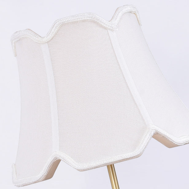 Zeitgenössische kreative Trommelform Faltenmessing Leinen Hirschhorn 1-Licht Tischlampe für Schlafzimmer 