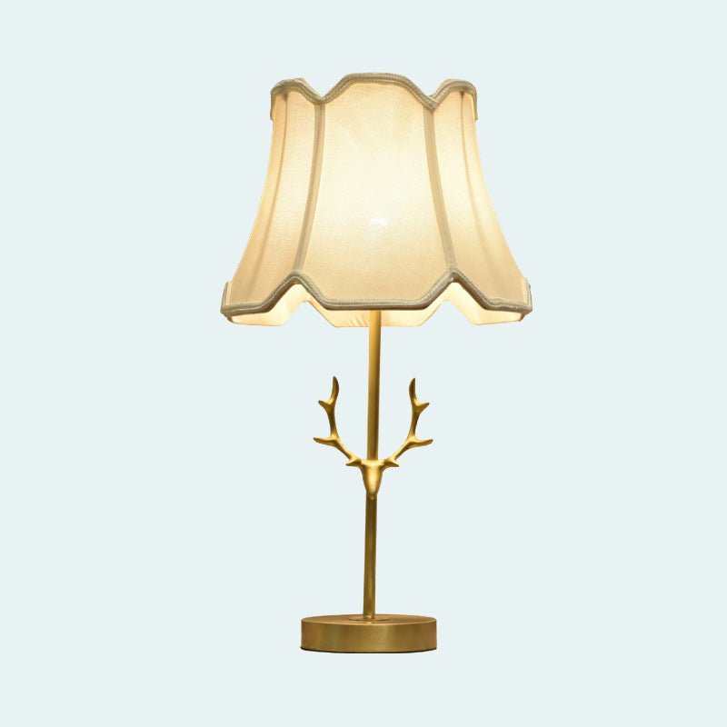 Zeitgenössische kreative Trommelform Faltenmessing Leinen Hirschhorn 1-Licht Tischlampe für Schlafzimmer 
