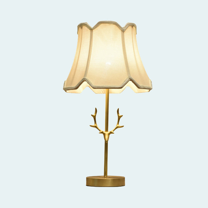 Zeitgenössische kreative Trommelform Faltenmessing Leinen Hirschhorn 1-Licht Tischlampe für Schlafzimmer 