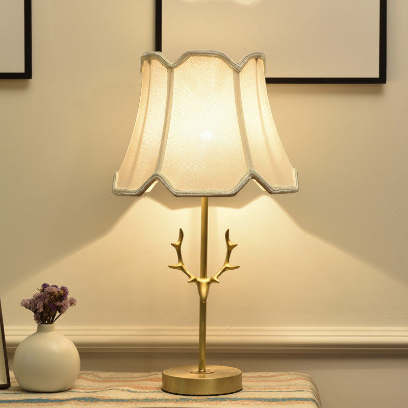 Lámpara de mesa de 1 luz con forma de tambor creativo contemporáneo, latón plisado, lino, cuerno de ciervo para dormitorio 