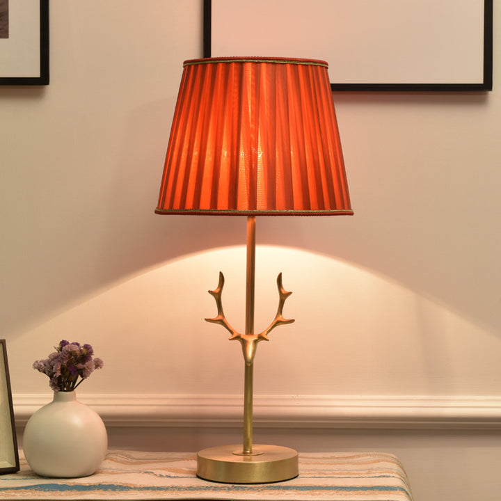 Zeitgenössische kreative Trommelform Faltenmessing Leinen Hirschhorn 1-Licht Tischlampe für Schlafzimmer 