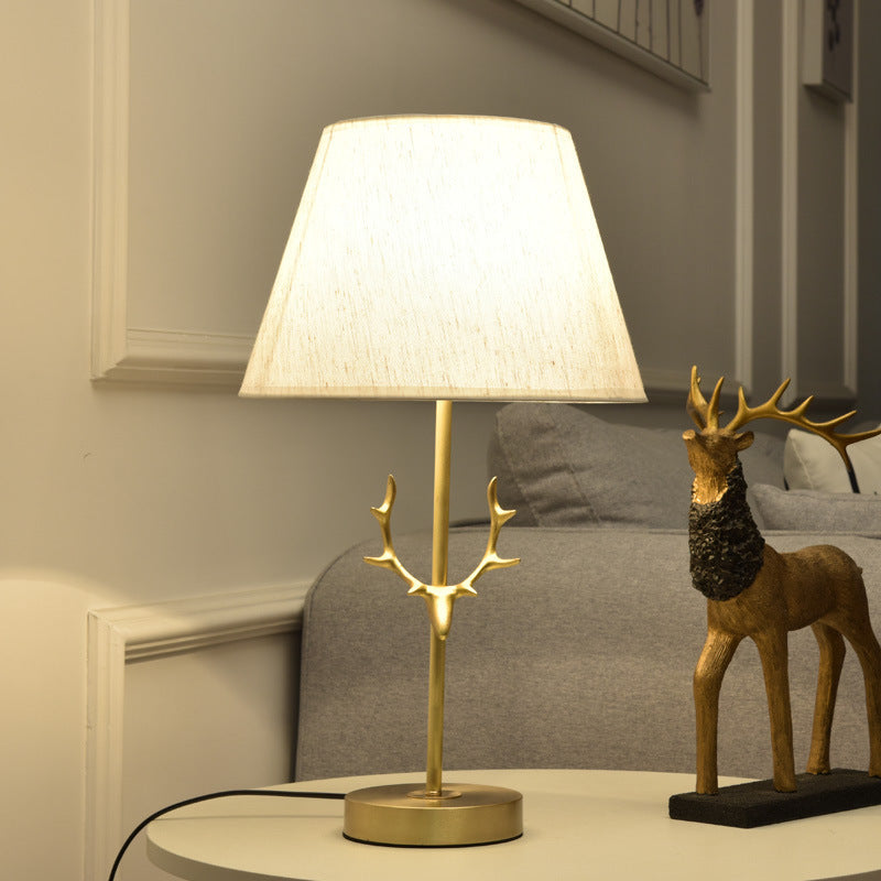 Zeitgenössische kreative Trommelform Faltenmessing Leinen Hirschhorn 1-Licht Tischlampe für Schlafzimmer 