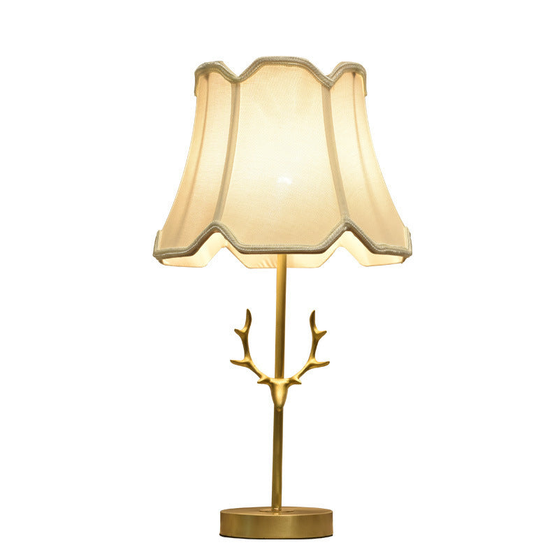 Zeitgenössische kreative Trommelform Faltenmessing Leinen Hirschhorn 1-Licht Tischlampe für Schlafzimmer 