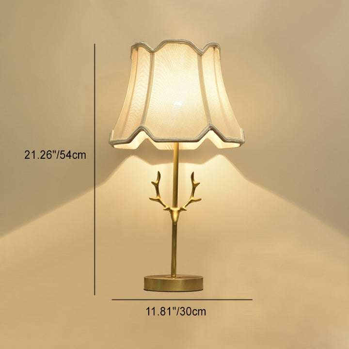 Zeitgenössische kreative Trommelform Faltenmessing Leinen Hirschhorn 1-Licht Tischlampe für Schlafzimmer 