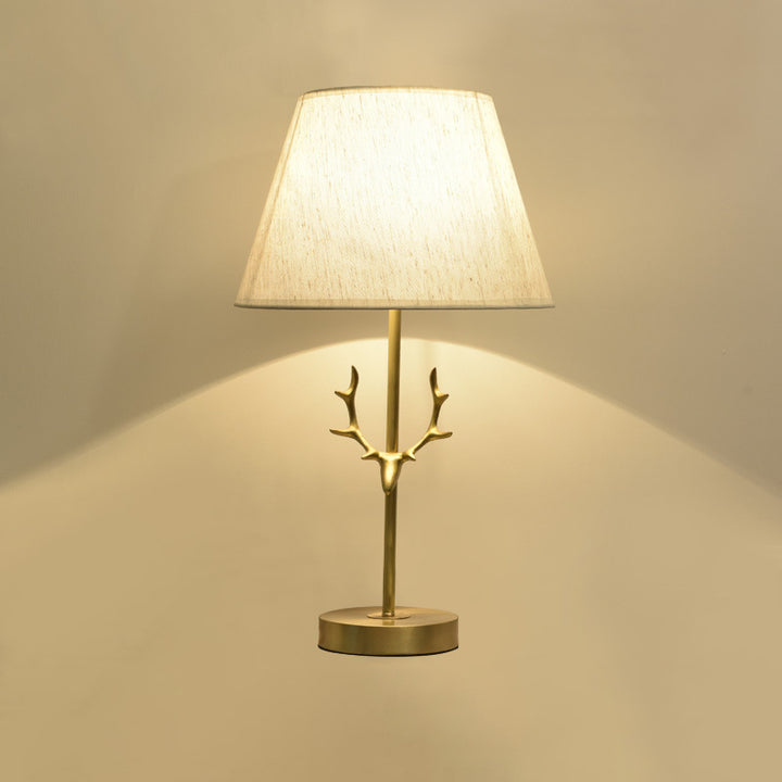Zeitgenössische kreative Trommelform Faltenmessing Leinen Hirschhorn 1-Licht Tischlampe für Schlafzimmer 