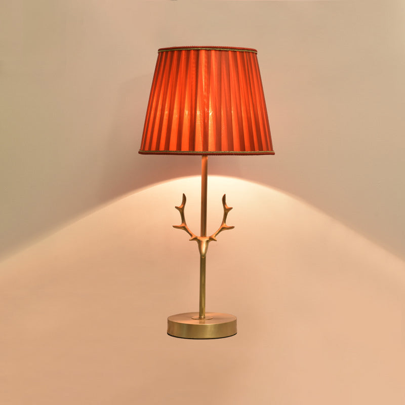Zeitgenössische kreative Trommelform Faltenmessing Leinen Hirschhorn 1-Licht Tischlampe für Schlafzimmer 