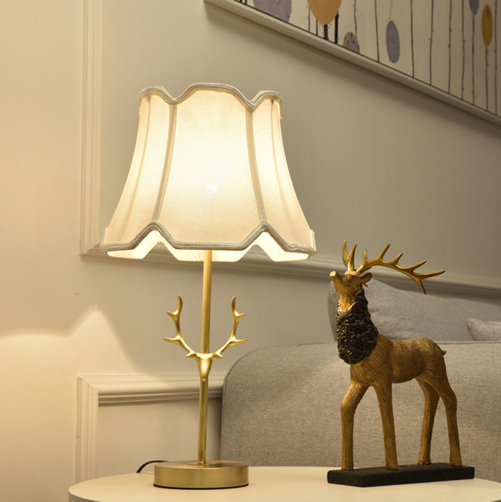 Zeitgenössische kreative Trommelform Faltenmessing Leinen Hirschhorn 1-Licht Tischlampe für Schlafzimmer 