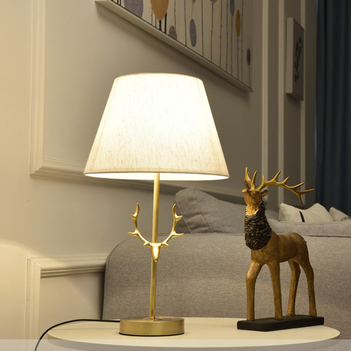 Zeitgenössische kreative Trommelform Faltenmessing Leinen Hirschhorn 1-Licht Tischlampe für Schlafzimmer 