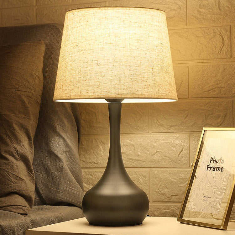 Moderner minimalistischer Tischlampe mit Tropfenbasis, Trommelform, Stoff, Eisen, 1-Licht für Schlafzimmer 