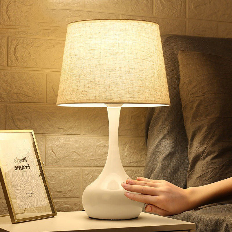 Moderner minimalistischer Tischlampe mit Tropfenbasis, Trommelform, Stoff, Eisen, 1-Licht für Schlafzimmer 