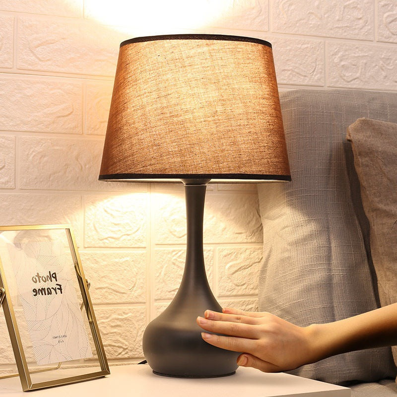 Moderner minimalistischer Tischlampe mit Tropfenbasis, Trommelform, Stoff, Eisen, 1-Licht für Schlafzimmer 