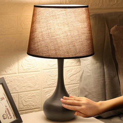 Moderner minimalistischer Tischlampe mit Tropfenbasis, Trommelform, Stoff, Eisen, 1-Licht für Schlafzimmer 