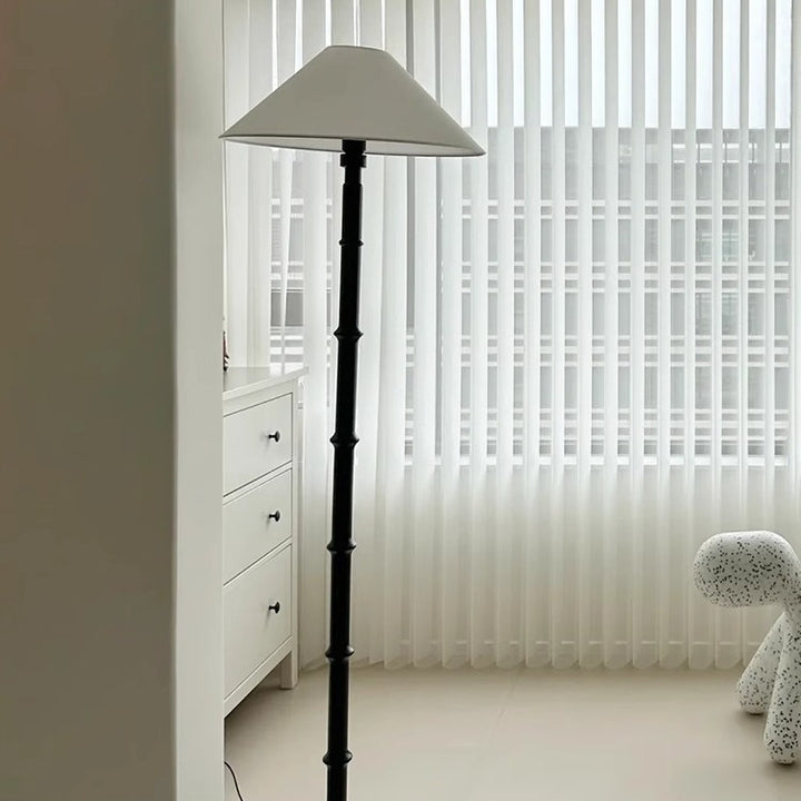 Lámpara de pie de 1 luz con base de imitación de bambú de cono francés tradicional de madera y tela para sala de estar 