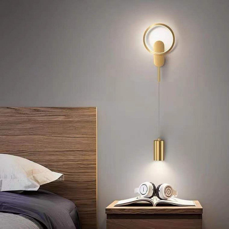 Zeitgenössische nordische Eisen-Aluminium-Acryl asymmetrische Doppellinien-LED-Wandleuchte für das Wohnzimmer 