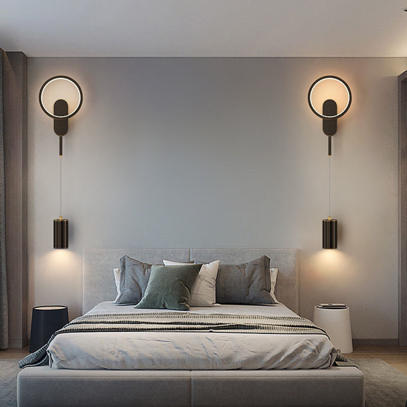 Zeitgenössische nordische Eisen-Aluminium-Acryl asymmetrische Doppellinien-LED-Wandleuchte für das Wohnzimmer 