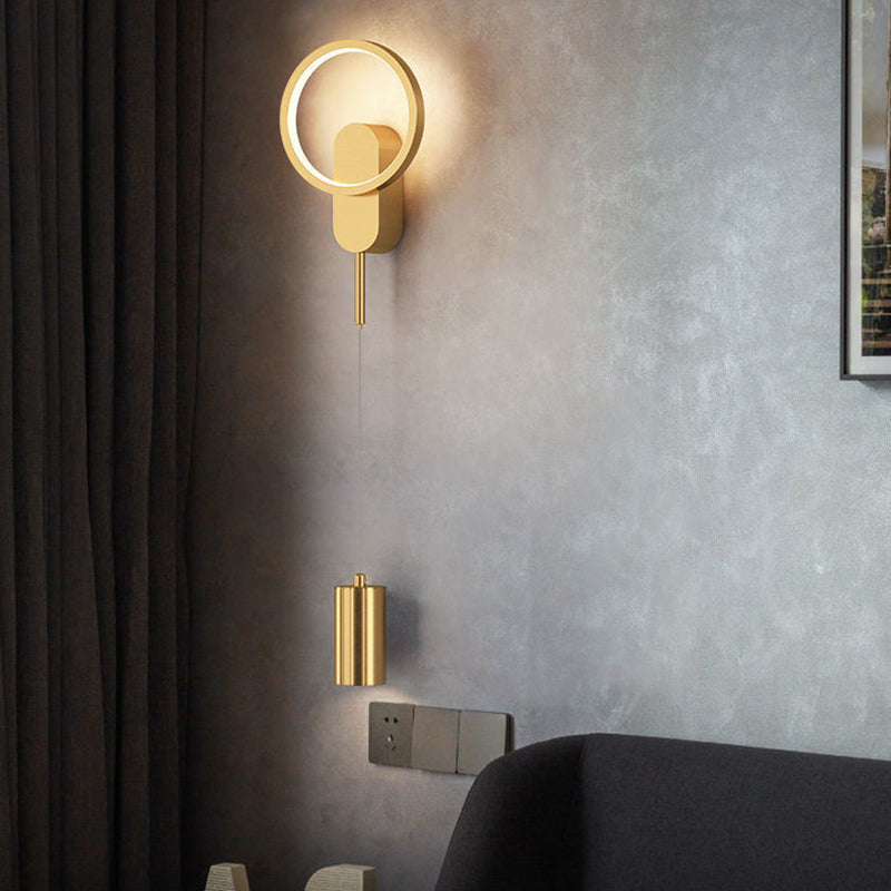 Zeitgenössische nordische Eisen-Aluminium-Acryl asymmetrische Doppellinien-LED-Wandleuchte für das Wohnzimmer 