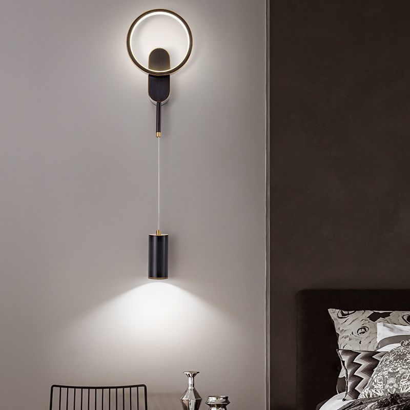 Zeitgenössische nordische Eisen-Aluminium-Acryl asymmetrische Doppellinien-LED-Wandleuchte für das Wohnzimmer 