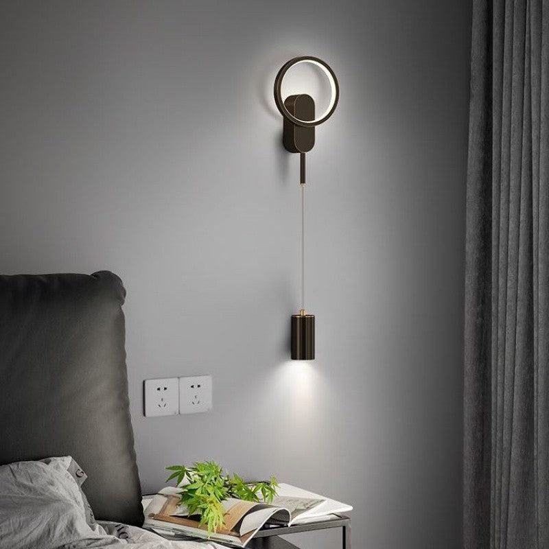 Zeitgenössische nordische Eisen-Aluminium-Acryl asymmetrische Doppellinien-LED-Wandleuchte für das Wohnzimmer 