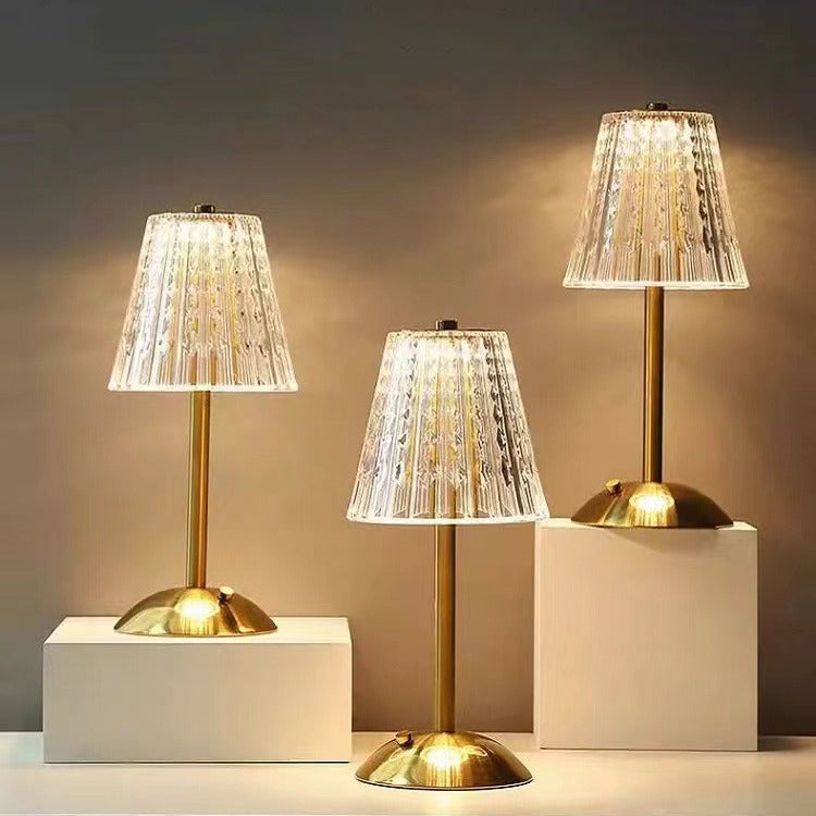 Lampe de table LED USB moderne de luxe en métal et acrylique en forme de cône avec base incurvée pour chambre 